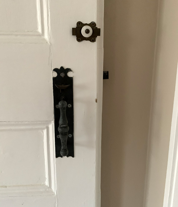 Norfolk-style latches differ from earlier Suffolk latches, which lacked the back plate.