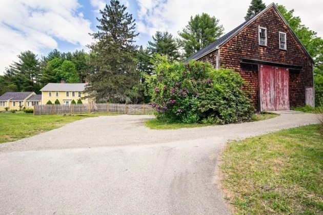 ROW.64 -- Dickinson, Jonathan Barn 865 Haverhill St, Rowley
Barn at 865 Haverhill St. in Rowley